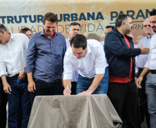 O governador Carlos Massa Ratinho Junior e o prefeito Miguel Amaral inauguraram mais uma unidade do projeto Meu Campinho. O governador também assinou a ordem de serviço para dar início à construção de uma unidade de saúde no mesmo bairro, em frente ao Meu Campinho.

Além disso, foram entregues licitações e homologações de projetos que somam R$ 1,75 milhão em investimentos, nos municípios de Ivaiporã, Reserva e Roncador.   Ivaiporã, 26/07/2019 -Foto: Geraldo Bubniak/ANPr