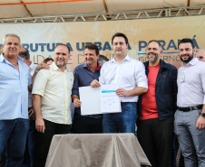 O governador Carlos Massa Ratinho Junior e o prefeito Miguel Amaral inauguraram mais uma unidade do projeto Meu Campinho. O governador também assinou a ordem de serviço para dar início à construção de uma unidade de saúde no mesmo bairro, em frente ao Meu Campinho.

Além disso, foram entregues licitações e homologações de projetos que somam R$ 1,75 milhão em investimentos, nos municípios de Ivaiporã, Reserva e Roncador.   Ivaiporã, 26/07/2019 -Foto: Geraldo Bubniak/ANPr