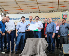 O governador Carlos Massa Ratinho Junior e o prefeito Miguel Amaral inauguraram mais uma unidade do projeto Meu Campinho. O governador também assinou a ordem de serviço para dar início à construção de uma unidade de saúde no mesmo bairro, em frente ao Meu Campinho.

Além disso, foram entregues licitações e homologações de projetos que somam R$ 1,75 milhão em investimentos, nos municípios de Ivaiporã, Reserva e Roncador.   Ivaiporã, 26/07/2019 -Foto: Geraldo Bubniak/ANPr