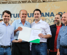 O governador Carlos Massa Ratinho Junior e o prefeito Miguel Amaral inauguraram mais uma unidade do projeto Meu Campinho. O governador também assinou a ordem de serviço para dar início à construção de uma unidade de saúde no mesmo bairro, em frente ao Meu Campinho.

Além disso, foram entregues licitações e homologações de projetos que somam R$ 1,75 milhão em investimentos, nos municípios de Ivaiporã, Reserva e Roncador.   Ivaiporã, 26/07/2019 -Foto: Geraldo Bubniak/ANPr