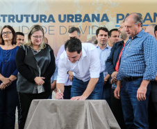 O governador Carlos Massa Ratinho Junior e o prefeito Miguel Amaral inauguraram mais uma unidade do projeto Meu Campinho. O governador também assinou a ordem de serviço para dar início à construção de uma unidade de saúde no mesmo bairro, em frente ao Meu Campinho.

Além disso, foram entregues licitações e homologações de projetos que somam R$ 1,75 milhão em investimentos, nos municípios de Ivaiporã, Reserva e Roncador.   Ivaiporã, 26/07/2019 -Foto: Geraldo Bubniak/ANPr