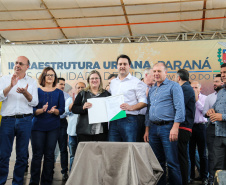 O governador Carlos Massa Ratinho Junior e o prefeito Miguel Amaral inauguraram mais uma unidade do projeto Meu Campinho. O governador também assinou a ordem de serviço para dar início à construção de uma unidade de saúde no mesmo bairro, em frente ao Meu Campinho.

Além disso, foram entregues licitações e homologações de projetos que somam R$ 1,75 milhão em investimentos, nos municípios de Ivaiporã, Reserva e Roncador.   Ivaiporã, 26/07/2019 -Foto: Geraldo Bubniak/ANPr