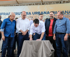 O governador Carlos Massa Ratinho Junior e o prefeito Miguel Amaral inauguraram mais uma unidade do projeto Meu Campinho. O governador também assinou a ordem de serviço para dar início à construção de uma unidade de saúde no mesmo bairro, em frente ao Meu Campinho.

Além disso, foram entregues licitações e homologações de projetos que somam R$ 1,75 milhão em investimentos, nos municípios de Ivaiporã, Reserva e Roncador.   Ivaiporã, 26/07/2019 -Foto: Geraldo Bubniak/ANPr