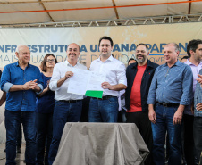 O governador Carlos Massa Ratinho Junior e o prefeito Miguel Amaral inauguraram mais uma unidade do projeto Meu Campinho. O governador também assinou a ordem de serviço para dar início à construção de uma unidade de saúde no mesmo bairro, em frente ao Meu Campinho.

Além disso, foram entregues licitações e homologações de projetos que somam R$ 1,75 milhão em investimentos, nos municípios de Ivaiporã, Reserva e Roncador.   Ivaiporã, 26/07/2019 -Foto: Geraldo Bubniak/ANPr