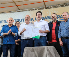 O governador Carlos Massa Ratinho Junior e o prefeito Miguel Amaral inauguraram mais uma unidade do projeto Meu Campinho. O governador também assinou a ordem de serviço para dar início à construção de uma unidade de saúde no mesmo bairro, em frente ao Meu Campinho.

Além disso, foram entregues licitações e homologações de projetos que somam R$ 1,75 milhão em investimentos, nos municípios de Ivaiporã, Reserva e Roncador.   Ivaiporã, 26/07/2019 -Foto: Geraldo Bubniak/ANPr