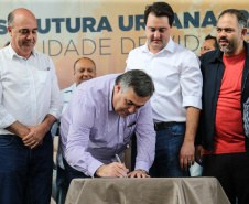 O governador Carlos Massa Ratinho Junior e o prefeito Miguel Amaral inauguraram mais uma unidade do projeto Meu Campinho. O governador também assinou a ordem de serviço para dar início à construção de uma unidade de saúde no mesmo bairro, em frente ao Meu Campinho.

Além disso, foram entregues licitações e homologações de projetos que somam R$ 1,75 milhão em investimentos, nos municípios de Ivaiporã, Reserva e Roncador.   Ivaiporã, 26/07/2019 -Foto: Geraldo Bubniak/ANPr