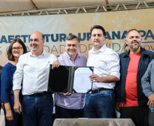 O governador Carlos Massa Ratinho Junior e o prefeito Miguel Amaral inauguraram mais uma unidade do projeto Meu Campinho. O governador também assinou a ordem de serviço para dar início à construção de uma unidade de saúde no mesmo bairro, em frente ao Meu Campinho.

Além disso, foram entregues licitações e homologações de projetos que somam R$ 1,75 milhão em investimentos, nos municípios de Ivaiporã, Reserva e Roncador.   Ivaiporã, 26/07/2019 -Foto: Geraldo Bubniak/ANPr