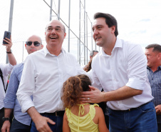 O governador Carlos Massa Ratinho Junior e o prefeito Miguel Amaral inauguraram mais uma unidade do projeto Meu Campinho