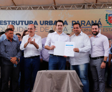 O governador Carlos Massa Ratinho Junior e o prefeito Miguel Amaral inauguraram mais uma unidade do projeto Meu Campinho