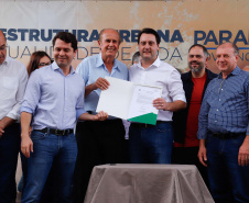 O governador Carlos Massa Ratinho Junior e o prefeito Miguel Amaral inauguraram mais uma unidade do projeto Meu Campinho