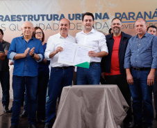 O governador Carlos Massa Ratinho Junior e o prefeito Miguel Amaral inauguraram mais uma unidade do projeto Meu Campinho