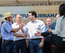 Investimentos do Governo do Estado reforçam o apoio à produção agrícola em Ivaiporã, no Vale do Ivaí (Norte do Paraná). Nesta quinta-feira (26) o governador Carlos Massa Ratinho Junior inaugurou obra de pavimentação de estrada rural e fez a entrega de equipamentos para agricultura, beneficiando 1.350 famílias. O volume de recursos chega a R$ 1,1 milhão.  Ivaiporã, 26/07/2019 -Foto: Geraldo Bubniak/ANPr