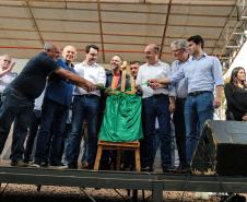 Investimentos do Governo do Estado reforçam o apoio à produção agrícola em Ivaiporã, no Vale do Ivaí (Norte do Paraná). Nesta quinta-feira (26) o governador Carlos Massa Ratinho Junior inaugurou obra de pavimentação de estrada rural e fez a entrega de equipamentos para agricultura, beneficiando 1.350 famílias. O volume de recursos chega a R$ 1,1 milhão.  Ivaiporã, 26/07/2019 -Foto: Geraldo Bubniak/ANPr