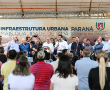 Investimentos do Governo do Estado reforçam o apoio à produção agrícola em Ivaiporã, no Vale do Ivaí (Norte do Paraná). Nesta quinta-feira (26) o governador Carlos Massa Ratinho Junior inaugurou obra de pavimentação de estrada rural e fez a entrega de equipamentos para agricultura, beneficiando 1.350 famílias. O volume de recursos chega a R$ 1,1 milhão.  Ivaiporã, 26/07/2019 -Foto: Geraldo Bubniak/ANPr