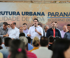 Investimentos do Governo do Estado reforçam o apoio à produção agrícola em Ivaiporã, no Vale do Ivaí (Norte do Paraná). Nesta quinta-feira (26) o governador Carlos Massa Ratinho Junior inaugurou obra de pavimentação de estrada rural e fez a entrega de equipamentos para agricultura, beneficiando 1.350 famílias. O volume de recursos chega a R$ 1,1 milhão.  Ivaiporã, 26/07/2019 -Foto: Geraldo Bubniak/ANPr