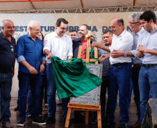 Investimentos do Governo do Estado reforçam o apoio à produção agrícola em Ivaiporã, no Vale do Ivaí (Norte do Paraná). Nesta quinta-feira (26) o governador Carlos Massa Ratinho Junior inaugurou obra de pavimentação de estrada rural e fez a entrega de equipamentos para agricultura, beneficiando 1.350 famílias. O volume de recursos chega a R$ 1,1 milhão. Foto: Rodrigo Felix Leal/ANPr