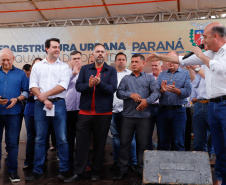 Investimentos do Governo do Estado reforçam o apoio à produção agrícola em Ivaiporã, no Vale do Ivaí (Norte do Paraná). Nesta quinta-feira (26) o governador Carlos Massa Ratinho Junior inaugurou obra de pavimentação de estrada rural e fez a entrega de equipamentos para agricultura, beneficiando 1.350 famílias. O volume de recursos chega a R$ 1,1 milhão. Foto: Rodrigo Felix Leal/ANPr