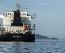 Os dois navios de bandeira iraniana, que aguardam abastecimento na área do Porto de Paranaguá, estão prestes a zarpar. A questão, que estava sendo resolvida na Justiça desde o início de junho, chega ao desfecho neste final de semana. Foto: Claudio Neves/Portos do Paraná