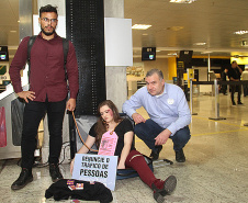 Uma grande ação de conscientização movimentou o Aeroporto Afonso Pena em Curitiba, nesta sexta-feira (26). Foram realizadas ações para alertar a população sobre os verdadeiros riscos que o tráfico de pessoas apresenta. Foto:SEJUF