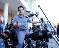 O governador Carlos Massa Ratinho Junior disse neste sábado (27) que o Governo do Paraná prepara, em parceria com motociclistas, uma agenda turística robusta para integrar ainda mais os clubes e potencializar as viagens ao encontro das belezas naturais do Estado. Ele participou das comemorações da 1ª Moto União, no Palácio Iguaçu, evento idealizado pelo Departamento de Trânsito do Paraná (Detran-PR) que passa a fazer parte do calendário estadual em razão do Dia do Motociclista. 