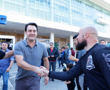 O governador Carlos Massa Ratinho Junior disse neste sábado (27) que o Governo do Paraná prepara, em parceria com motociclistas, uma agenda turística robusta para integrar ainda mais os clubes e potencializar as viagens ao encontro das belezas naturais do Estado. Ele participou das comemorações da 1ª Moto União, no Palácio Iguaçu, evento idealizado pelo Departamento de Trânsito do Paraná (Detran-PR) que passa a fazer parte do calendário estadual em razão do Dia do Motociclista. 