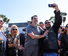 O governador Carlos Massa Ratinho Junior disse neste sábado (27) que o Governo do Paraná prepara, em parceria com motociclistas, uma agenda turística robusta para integrar ainda mais os clubes e potencializar as viagens ao encontro das belezas naturais do Estado. Ele participou das comemorações da 1ª Moto União, no Palácio Iguaçu, evento idealizado pelo Departamento de Trânsito do Paraná (Detran-PR) que passa a fazer parte do calendário estadual em razão do Dia do Motociclista. 