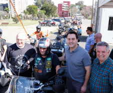 O governador Carlos Massa Ratinho Junior disse neste sábado (27) que o Governo do Paraná prepara, em parceria com motociclistas, uma agenda turística robusta para integrar ainda mais os clubes e potencializar as viagens ao encontro das belezas naturais do Estado. Ele participou das comemorações da 1ª Moto União, no Palácio Iguaçu, evento idealizado pelo Departamento de Trânsito do Paraná (Detran-PR) que passa a fazer parte do calendário estadual em razão do Dia do Motociclista. 