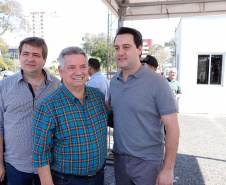 O governador Carlos Massa Ratinho Junior disse neste sábado (27) que o Governo do Paraná prepara, em parceria com motociclistas, uma agenda turística robusta para integrar ainda mais os clubes e potencializar as viagens ao encontro das belezas naturais do Estado. Ele participou das comemorações da 1ª Moto União, no Palácio Iguaçu, evento idealizado pelo Departamento de Trânsito do Paraná (Detran-PR) que passa a fazer parte do calendário estadual em razão do Dia do Motociclista. 