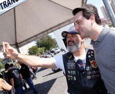 O governador Carlos Massa Ratinho Junior disse neste sábado (27) que o Governo do Paraná prepara, em parceria com motociclistas, uma agenda turística robusta para integrar ainda mais os clubes e potencializar as viagens ao encontro das belezas naturais do Estado. Ele participou das comemorações da 1ª Moto União, no Palácio Iguaçu, evento idealizado pelo Departamento de Trânsito do Paraná (Detran-PR) que passa a fazer parte do calendário estadual em razão do Dia do Motociclista. 