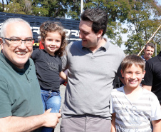 O governador Carlos Massa Ratinho Junior disse neste sábado (27) que o Governo do Paraná prepara, em parceria com motociclistas, uma agenda turística robusta para integrar ainda mais os clubes e potencializar as viagens ao encontro das belezas naturais do Estado. Ele participou das comemorações da 1ª Moto União, no Palácio Iguaçu, evento idealizado pelo Departamento de Trânsito do Paraná (Detran-PR) que passa a fazer parte do calendário estadual em razão do Dia do Motociclista. 