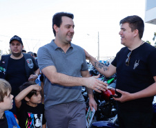 O governador Carlos Massa Ratinho Junior disse neste sábado (27) que o Governo do Paraná prepara, em parceria com motociclistas, uma agenda turística robusta para integrar ainda mais os clubes e potencializar as viagens ao encontro das belezas naturais do Estado. Ele participou das comemorações da 1ª Moto União, no Palácio Iguaçu, evento idealizado pelo Departamento de Trânsito do Paraná (Detran-PR) que passa a fazer parte do calendário estadual em razão do Dia do Motociclista. 