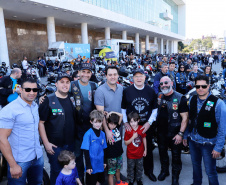 O governador Carlos Massa Ratinho Junior disse neste sábado (27) que o Governo do Paraná prepara, em parceria com motociclistas, uma agenda turística robusta para integrar ainda mais os clubes e potencializar as viagens ao encontro das belezas naturais do Estado. Ele participou das comemorações da 1ª Moto União, no Palácio Iguaçu, evento idealizado pelo Departamento de Trânsito do Paraná (Detran-PR) que passa a fazer parte do calendário estadual em razão do Dia do Motociclista. 