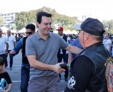 O governador Carlos Massa Ratinho Junior disse neste sábado (27) que o Governo do Paraná prepara, em parceria com motociclistas, uma agenda turística robusta para integrar ainda mais os clubes e potencializar as viagens ao encontro das belezas naturais do Estado. Ele participou das comemorações da 1ª Moto União, no Palácio Iguaçu, evento idealizado pelo Departamento de Trânsito do Paraná (Detran-PR) que passa a fazer parte do calendário estadual em razão do Dia do Motociclista. 