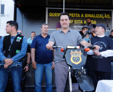 O governador Carlos Massa Ratinho Junior disse neste sábado (27) que o Governo do Paraná prepara, em parceria com motociclistas, uma agenda turística robusta para integrar ainda mais os clubes e potencializar as viagens ao encontro das belezas naturais do Estado. Ele participou das comemorações da 1ª Moto União, no Palácio Iguaçu, evento idealizado pelo Departamento de Trânsito do Paraná (Detran-PR) que passa a fazer parte do calendário estadual em razão do Dia do Motociclista. 