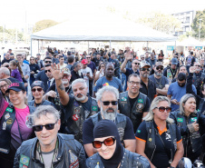 O governador Carlos Massa Ratinho Junior disse neste sábado (27) que o Governo do Paraná prepara, em parceria com motociclistas, uma agenda turística robusta para integrar ainda mais os clubes e potencializar as viagens ao encontro das belezas naturais do Estado. Ele participou das comemorações da 1ª Moto União, no Palácio Iguaçu, evento idealizado pelo Departamento de Trânsito do Paraná (Detran-PR) que passa a fazer parte do calendário estadual em razão do Dia do Motociclista. 