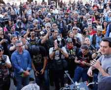 O governador Carlos Massa Ratinho Junior disse neste sábado (27) que o Governo do Paraná prepara, em parceria com motociclistas, uma agenda turística robusta para integrar ainda mais os clubes e potencializar as viagens ao encontro das belezas naturais do Estado. Ele participou das comemorações da 1ª Moto União, no Palácio Iguaçu, evento idealizado pelo Departamento de Trânsito do Paraná (Detran-PR) que passa a fazer parte do calendário estadual em razão do Dia do Motociclista. 