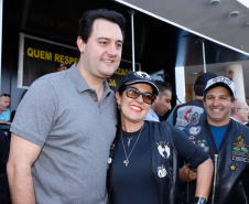 O governador Carlos Massa Ratinho Junior disse neste sábado (27) que o Governo do Paraná prepara, em parceria com motociclistas, uma agenda turística robusta para integrar ainda mais os clubes e potencializar as viagens ao encontro das belezas naturais do Estado. Ele participou das comemorações da 1ª Moto União, no Palácio Iguaçu, evento idealizado pelo Departamento de Trânsito do Paraná (Detran-PR) que passa a fazer parte do calendário estadual em razão do Dia do Motociclista. 