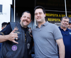 O governador Carlos Massa Ratinho Junior disse neste sábado (27) que o Governo do Paraná prepara, em parceria com motociclistas, uma agenda turística robusta para integrar ainda mais os clubes e potencializar as viagens ao encontro das belezas naturais do Estado. Ele participou das comemorações da 1ª Moto União, no Palácio Iguaçu, evento idealizado pelo Departamento de Trânsito do Paraná (Detran-PR) que passa a fazer parte do calendário estadual em razão do Dia do Motociclista. 