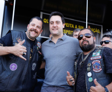 O governador Carlos Massa Ratinho Junior disse neste sábado (27) que o Governo do Paraná prepara, em parceria com motociclistas, uma agenda turística robusta para integrar ainda mais os clubes e potencializar as viagens ao encontro das belezas naturais do Estado. Ele participou das comemorações da 1ª Moto União, no Palácio Iguaçu, evento idealizado pelo Departamento de Trânsito do Paraná (Detran-PR) que passa a fazer parte do calendário estadual em razão do Dia do Motociclista. 