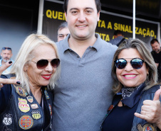 O governador Carlos Massa Ratinho Junior disse neste sábado (27) que o Governo do Paraná prepara, em parceria com motociclistas, uma agenda turística robusta para integrar ainda mais os clubes e potencializar as viagens ao encontro das belezas naturais do Estado. Ele participou das comemorações da 1ª Moto União, no Palácio Iguaçu, evento idealizado pelo Departamento de Trânsito do Paraná (Detran-PR) que passa a fazer parte do calendário estadual em razão do Dia do Motociclista. 