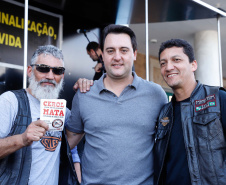 O governador Carlos Massa Ratinho Junior disse neste sábado (27) que o Governo do Paraná prepara, em parceria com motociclistas, uma agenda turística robusta para integrar ainda mais os clubes e potencializar as viagens ao encontro das belezas naturais do Estado. Ele participou das comemorações da 1ª Moto União, no Palácio Iguaçu, evento idealizado pelo Departamento de Trânsito do Paraná (Detran-PR) que passa a fazer parte do calendário estadual em razão do Dia do Motociclista. 