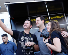 O governador Carlos Massa Ratinho Junior disse neste sábado (27) que o Governo do Paraná prepara, em parceria com motociclistas, uma agenda turística robusta para integrar ainda mais os clubes e potencializar as viagens ao encontro das belezas naturais do Estado. Ele participou das comemorações da 1ª Moto União, no Palácio Iguaçu, evento idealizado pelo Departamento de Trânsito do Paraná (Detran-PR) que passa a fazer parte do calendário estadual em razão do Dia do Motociclista. 