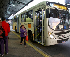 Segurança, praticidade e menos tempo de deslocamento. Essas foram as impressões dos usuários que estreiaram nesta terça-feira (30) a mais nova linha de ônibus metropolitano da Região de Curitiba. Convênio assinado entre o Governo do Estado e a Prefeitura de Curitiba possibilitou a integração entre os terminais de Pinhais e Centenário, na Capital. Com isso, a linha Jardim Iraí foi ampliada e passou a se chamar Pinhais/Centenário.