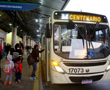 Segurança, praticidade e menos tempo de deslocamento. Essas foram as impressões dos usuários que estreiaram nesta terça-feira (30) a mais nova linha de ônibus metropolitano da Região de Curitiba. Convênio assinado entre o Governo do Estado e a Prefeitura de Curitiba possibilitou a integração entre os terminais de Pinhais e Centenário, na Capital. Com isso, a linha Jardim Iraí foi ampliada e passou a se chamar Pinhais/Centenário.