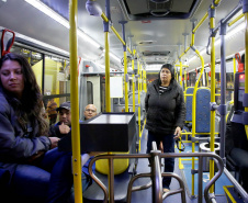 Segurança, praticidade e menos tempo de deslocamento. Essas foram as impressões dos usuários que estreiaram nesta terça-feira (30) a mais nova linha de ônibus metropolitano da Região de Curitiba. Convênio assinado entre o Governo do Estado e a Prefeitura de Curitiba possibilitou a integração entre os terminais de Pinhais e Centenário, na Capital. Com isso, a linha Jardim Iraí foi ampliada e passou a se chamar Pinhais/Centenário.