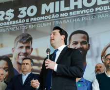 O governador Carlos Massa Ratinho Junior autorizou nesta terça-feira (30) o pagamento das progressões e promoções de carreira do Quadro Próprio do Poder Executivo (QPPE) e dos Servidores da Secretaria de Estado da Saúde (QPSS). A implantação dos avanços representa um investimento de R$ 30 milhões na folha do Estado.