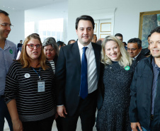 O governador Carlos Massa Ratinho Junior autorizou nesta terça-feira (30) o pagamento das progressões e promoções de carreira do Quadro Próprio do Poder Executivo (QPPE) e dos Servidores da Secretaria de Estado da Saúde (QPSS). A implantação dos avanços representa um investimento de R$ 30 milhões na folha do Estado.