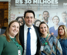 O governador Carlos Massa Ratinho Junior autorizou nesta terça-feira (30) o pagamento das progressões e promoções de carreira do Quadro Próprio do Poder Executivo (QPPE) e dos Servidores da Secretaria de Estado da Saúde (QPSS). A implantação dos avanços representa um investimento de R$ 30 milhões na folha do Estado.