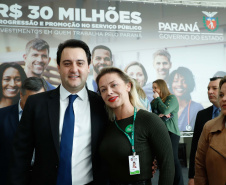 O governador Carlos Massa Ratinho Junior autorizou nesta terça-feira (30) o pagamento das progressões e promoções de carreira do Quadro Próprio do Poder Executivo (QPPE) e dos Servidores da Secretaria de Estado da Saúde (QPSS). A implantação dos avanços representa um investimento de R$ 30 milhões na folha do Estado.