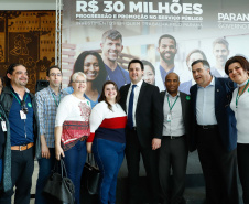 O governador Carlos Massa Ratinho Junior autorizou nesta terça-feira (30) o pagamento das progressões e promoções de carreira do Quadro Próprio do Poder Executivo (QPPE) e dos Servidores da Secretaria de Estado da Saúde (QPSS). A implantação dos avanços representa um investimento de R$ 30 milhões na folha do Estado.